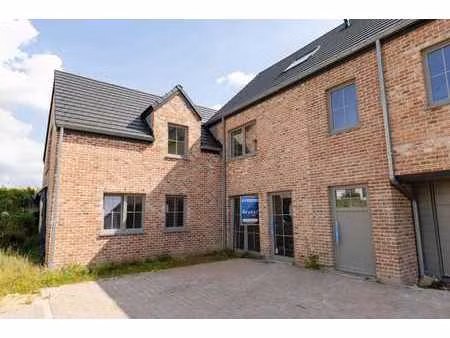 maison neuve dans un cadre verdoyant et paisible