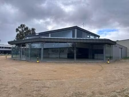 showroom avec espace de stockage et bureaux à louer