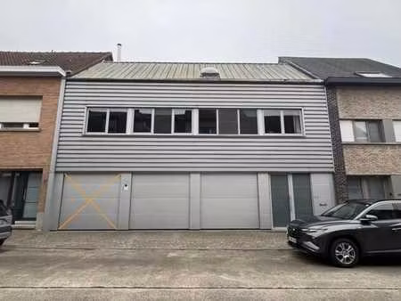 maison moderne avec jardin et atelier/garage très spacieux