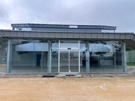 showroom avec espace de stockage et bureaux à louer
