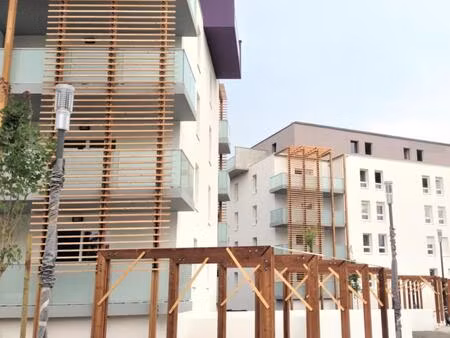 t3 avec balcon et parkings à bruges