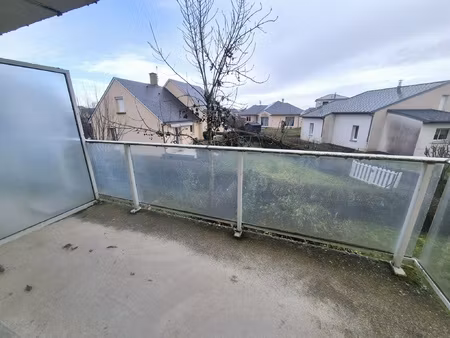 studio récent avec parking et balcon