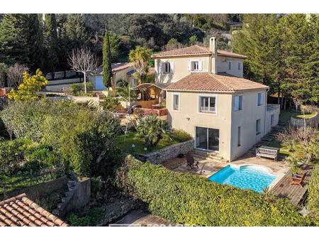 villa familiale d'architecte avec jardin et piscine