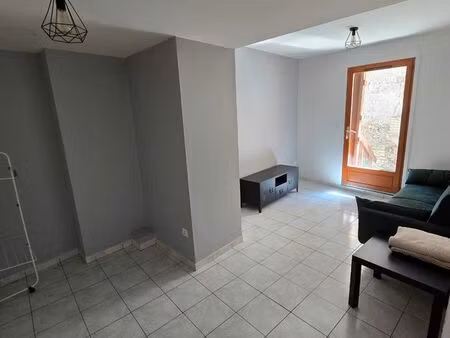 bel appartement f3 meublé centre ville avec cour extérieure privative