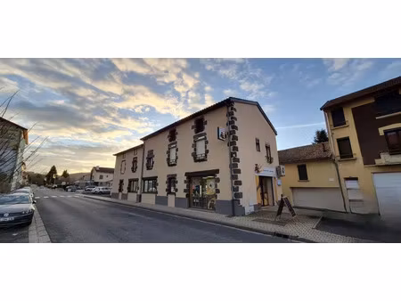 immeuble commercial loué à vendre à pontaumur (63)