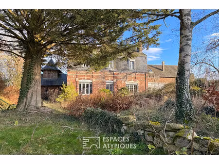 corps de ferme à réinventer et vaste grange de caractère à l'est d'amiens