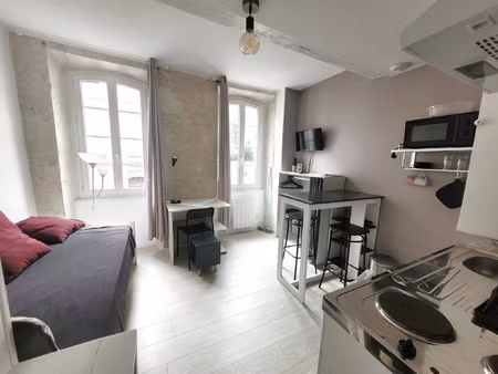 a vendre  au centre ville d'auch  un studio meublé