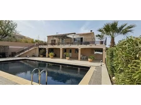 villa exeptionnelle avec deux magnifiques gites sur un très grand terrain avec piscine