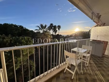 beau deux pièces meublé à louer avec terrasse  cave et parking  dans immeuble de grand sta