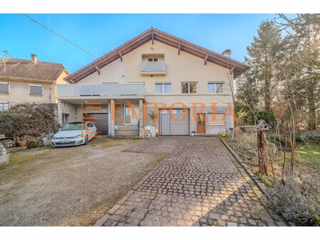 maison individuelle avec 2 doubles garages  grande cave et pisci