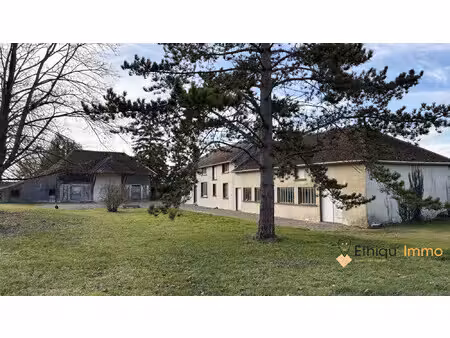 exceptionnelle longère à rénover sur un terrain de 10500m²