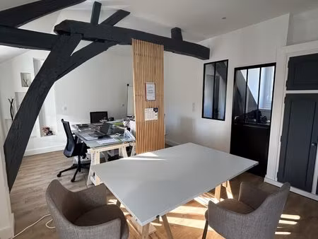 1 bureau dans un espace partagé avec 2 personnes