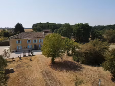maison à vendre  gers  secteur de condom : propriété de 5 chambres avec dépendances  pisci