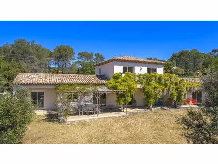 villa de maçon  traditionnelle  de 230m² habitables  sur un terrain de 4297m² + piscine