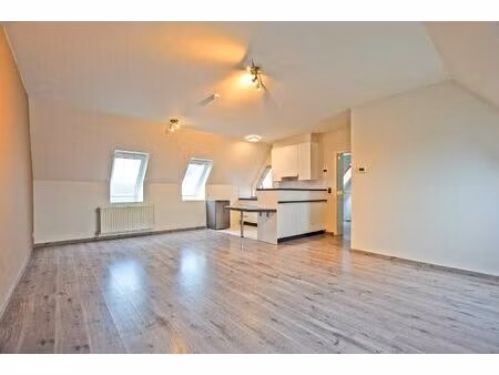 instapklaar lichtrijk dakappartement in hartje veurne (61m²)