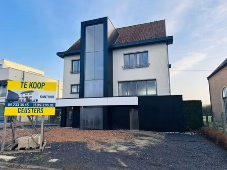 af te werken kantoorgebouw op zichtlocatie langsheen n9