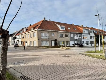 te renoveren hoekwoning nabij het charmante oude knokke.