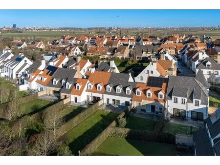 ruime woning met vier slaapkamers en een grote tuin  gelegen in een rustige en aangename o