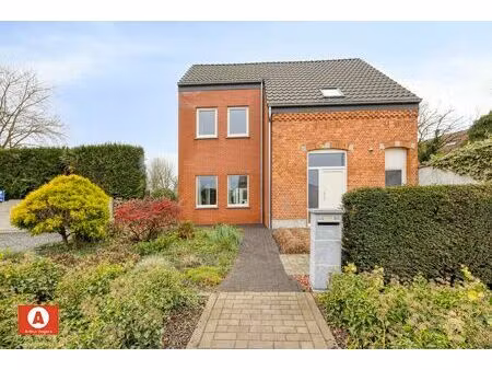 gezinswoning met 2 tot 3 privatieve auto-parkeerplaatsen.