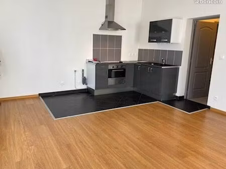 f2  45 m2  libre de suite  700 m métro croix mairie