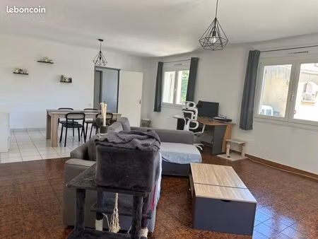 loue grand appartement avec belle terrasse