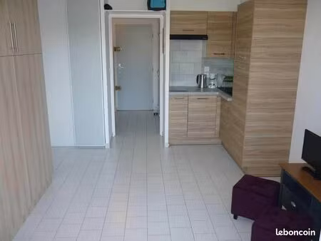 studio 28m2   coin nuit  loggia  piscine et tennis dans le domaine