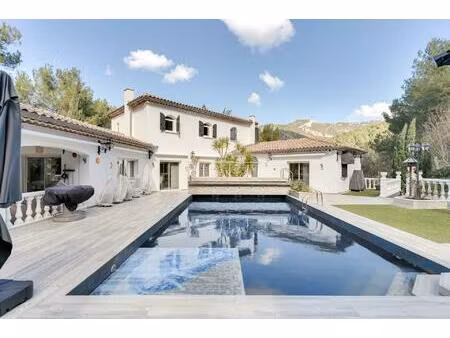 fabuleux manoir avec piscine  situé dans un terrain totalement privé et à environ 20 km du