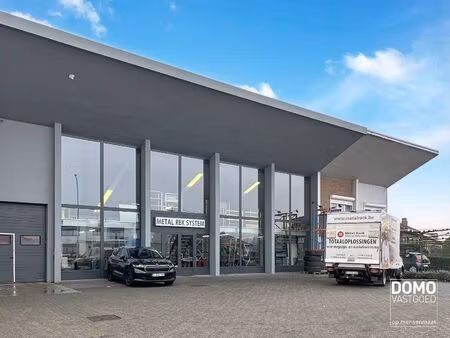 ruim commercieel gebouw voorzien van toonzaal  kantoren en opslagplaats in herk-de-stad