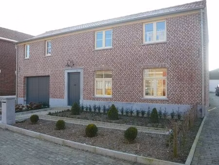 mooie gerenoveerde vrijstaande woning met garage en achterliggend terrastuintje.