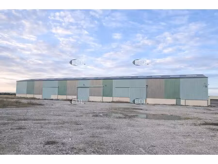 bâtiment avec grand terrain à la vente