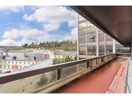 location local professionnel 168m²