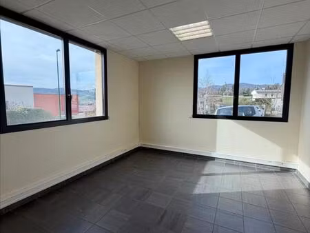 bureau de 16 m² en rez-de-chaussée avec stationnement à vaugneray