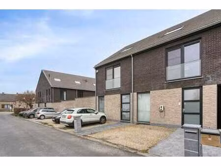 maison moderne avec trois chambres à proximité du centre de