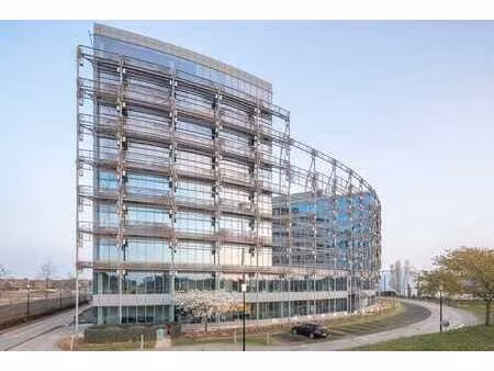 707 m² d'espace de bureaux moderne à côté de l'aéroport d...
