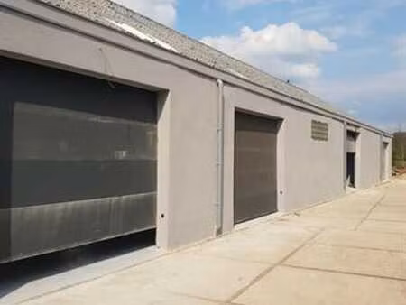 entrepôt de stockage ou atelier (170m²)