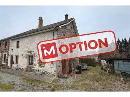 maison villageoise en pierre avec vue dégagée