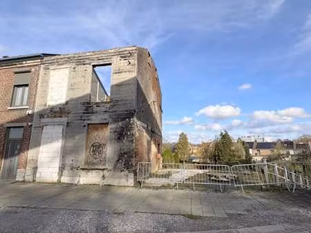 maison incendiée avec jardin
