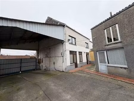 maison + entrepôts sur 15 ares