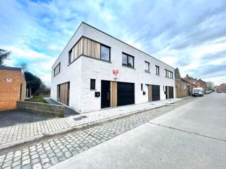 maison magnifique neuve avec beaucoup de lumière.