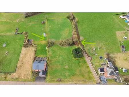 terrain constructible dans un village paisible – idéal po...