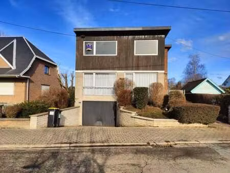 spacieuse maison d'habitation 4 façades avec jardin arboré