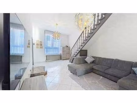 ? maison 3 façades à fort potentiel à saisir