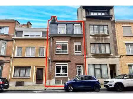 une maison d’habitation avec jardin