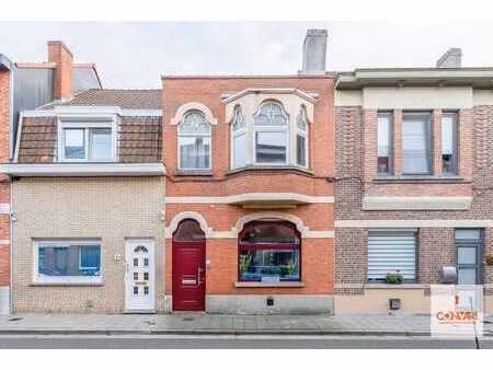 gezinswoning met drie slaapkamers en lichtrijke koer