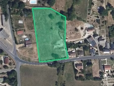 terrain de plus de 7 200 m² avec près de 4 800 m² exploitables – rare sur le secteur !