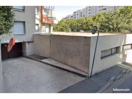 location place de parking kremlin bicetre