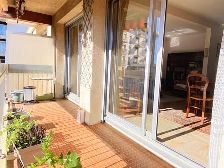 un appartement au dernier etage  avec garage  a perpignan su