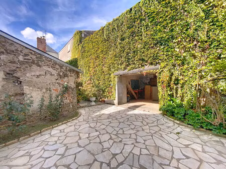 ensemble immobilier idéalement situé au coeur de montjean  à proximité immédiate des comme