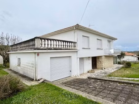 dans le bourg de seyches jolie maison avec 2 logements  jardin clos  garage à proximité de