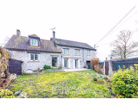 surprenante maison en pierre au coeur du village